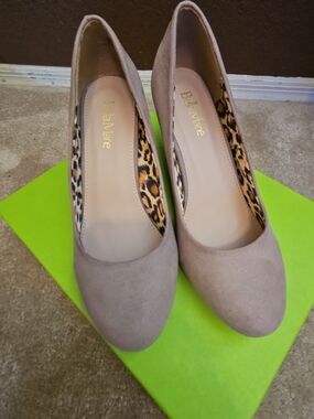Bella Marie Taupe Faux Suede Pumps  Leopard Lining Size 7 - NWOT No Box